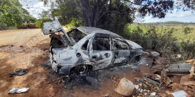 AVENIDA DEL TÉ. El automóvil destruido por completo por el avance fuego en el paraje Nemesio Parma.
