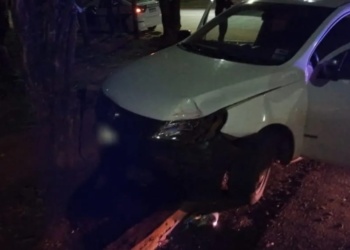 Huían de un retén policial y terminaron chocando contra un árbol