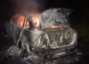 Un auto con contrabando de cigarrillos fue incinerado en Pozo Azul