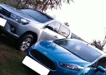 A golpes y punta de pistola, robaron una camioneta y un auto a dos hermanos