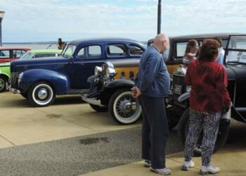 Exposición de autos antiguos a beneficio