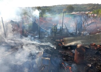Tres viviendas fueron totalmente destruidas por el fuego en Oberá