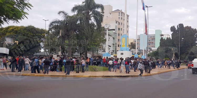 CONCENTRACIÓN. En Posadas, en la zona de Mitre y Uruguay, integrantes de distinas organizaciones sociales comenzaron a acercarse.