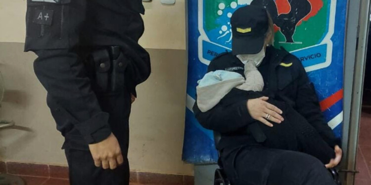 Una oficial de policía alimentó al bebé hasta el traslado al hospital local.