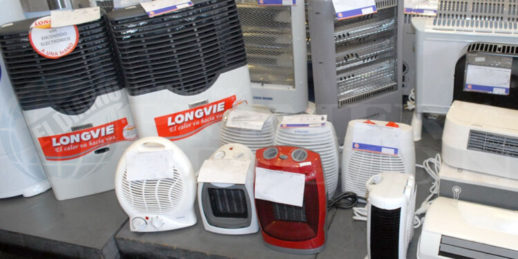 MOVIMIENTO. Con la llegada de los primeros días de frío de otoño, con mínimas de 8 grados, la gente se largó a comprar.