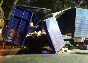 Camión de reparto se partió al medio en un choque en el microcentro