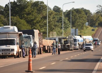 Camioneros levantaron el paro y acordaron una mesa de diálogo