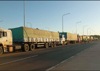 Camioneros se concentran en San José en reclamo por Ganancias y escasez de gasoil