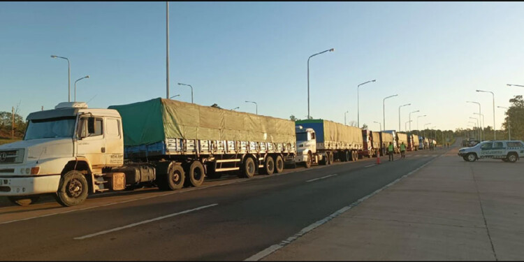 Volvieron las imágenes de largas filas de camiones a la vera de las rutas por falta de combustible (Imagen ilustrativa de archivo)