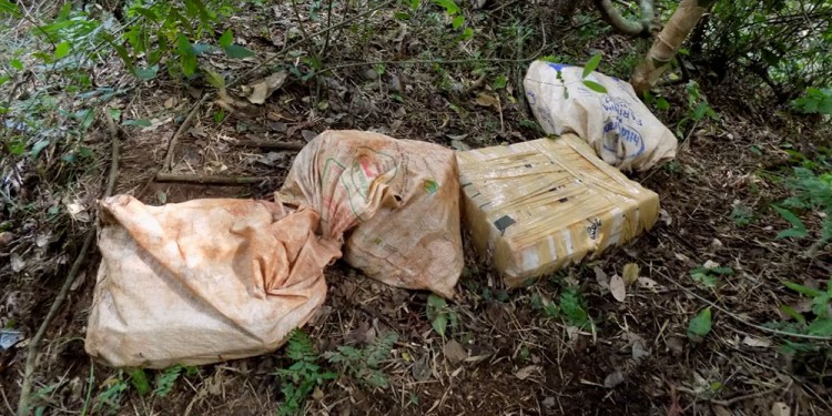 BULTOS. La droga que el sospechoso dejó al escapar de la policía.