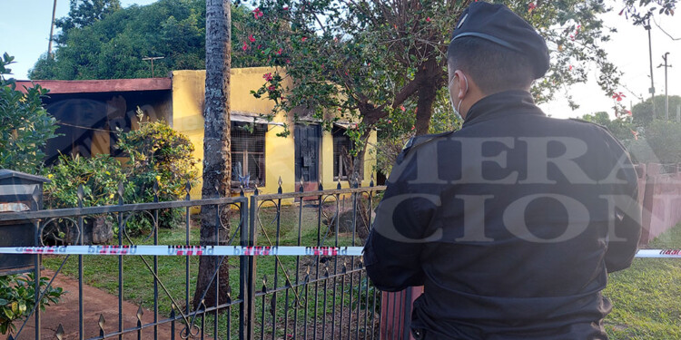 CALLE 20 DE JUNIO. La vivienda de Dora Ramírez permanece vallada y custodiada las 24 horas por efectivos de la comisaría Sexta a disposición del juez Mattos.