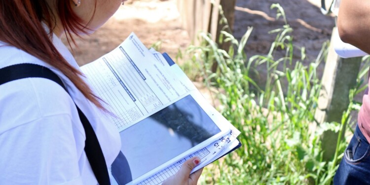 EN MARCHA. Los censistas llevan pecheras y carnets identificatorios. No es necesario hacerlos pasar.