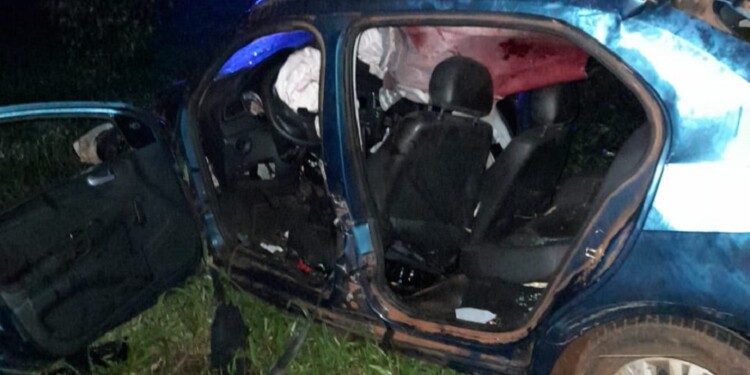 HUELLAS DEL IMPACTO. En este automóvil Volkswagen Gol Trend viajaban los cuatro jóvenes, dos de ellos murieron.