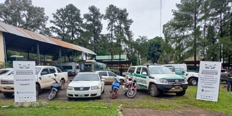 OPERATIVO. Además del allanamiento en un pub céntrico, el Escuadrón 13 incautó vehículos de la organización.