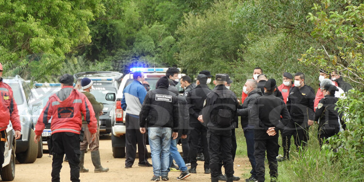 CALLE 52.Martes a las 13 el cuerpo de la taxista fue rescatado de la perforación de siete metros de profundidad, estaba descalza y sin abrigo, sólo vestía un jean y una remera roja.