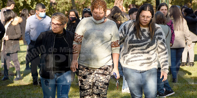 “COMPAÑERA Y HERMANA”. Adriana González (centro) es “tachera” y no durmió durante 72 horas durante la búsqueda de su amiga-colega y hasta su despedida ayer.