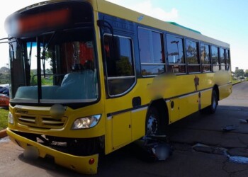 Colectivo urbano colisionó con una moto y dejó como saldo un lesionado