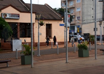 El esposo de su prima lo apuñaló a traición y está muy grave