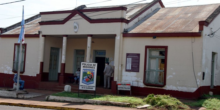 INTERVENCIÓN. Efectivos de la comisaría de Montecarlo ya detuvieron a dos pero buscan al tercer sospechoso.