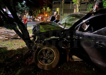 Conductor ebrio despistó, subió a una plazoleta y se estrelló contra una columna