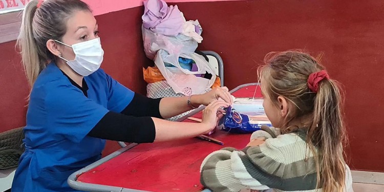 ESTAR ATENTOS. La revisión médica busca detectar posibles patologías sin diagnosticar en población pediátrica.