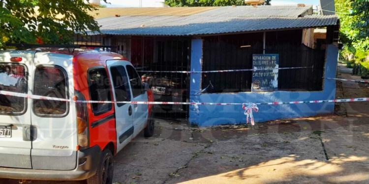 ESCENA. Minutos después de las 3.30, alguien golpeó la mano y el dueño de casa salió a atenderlo.