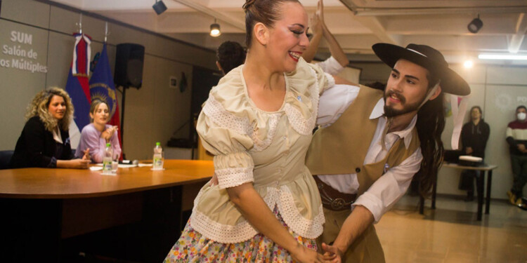 TRADICIÓN. En un escenario abierto en la plaza 9 de Julio se presentarán diversos números musicales y bailes folclóricos.