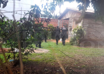 Hallaron bidones con combustible detrás de la vivienda de Dora Ramírez