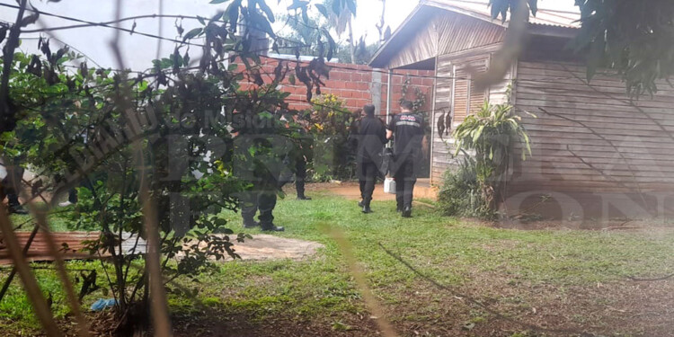 SECUESTRO. Bidones con restos de combustible en la casa del inquilino.