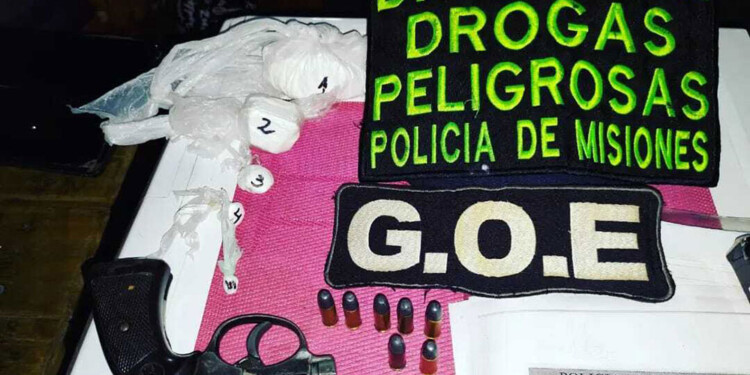 PRUEBAS. Además de la droga, secuestraron un arma de fuego, municiones, celulares y dinero en efectivo.