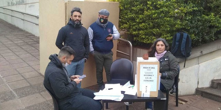 EN LA CALLE. Así votaron por decisión de la presidenta del Superior Tribunal de Justicia, Rosanna Pía Venchiarutti.