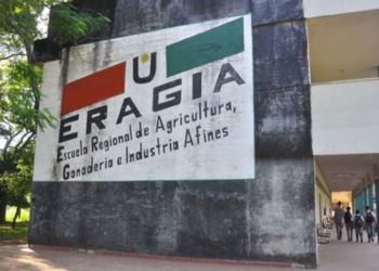 Profesor castigó a sus alumnos obligándolos a pararse bajo el sol durante cuatro horas