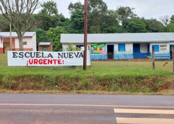 Escuela 876: sus paredes están tan podridas que se salen los tirantes