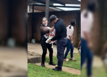 Policías asistieron a un bebé que no podía respirar