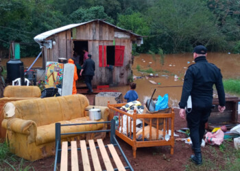 Por la crecida del río Uruguay suspenden servicios de balsa y evacúan a familias