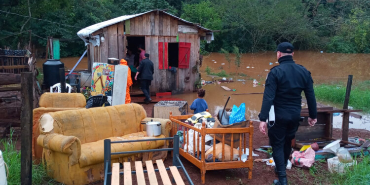 Familias de los barrios Unión y Chivilcoy fueron evacuados por la policía y el Municipio.