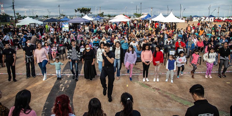 PARA TODAS LAS EDADES. Grandes y chicos se divirtieron y disfrutaron de la primera feria de danzas realizada en la zona de la Cascada en la costanera posadeña.