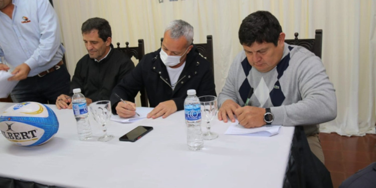 ACUERDO. Manuel Dutto (SPP) y René Benítez (URuMi) firman el convenio para la inclusión de Los Toros.