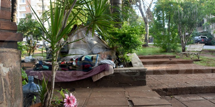 PRESENTES. Algunas personas no quieren ir a los refugios y sólo pueden ofrecerles abrigos y algo de comida.