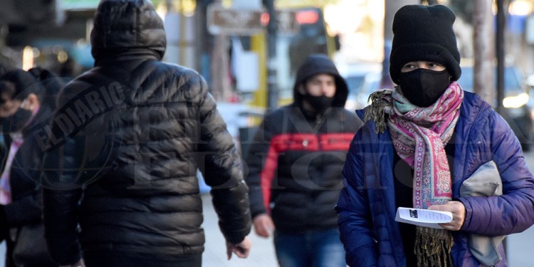 ABRIGARSE. De martes a jueves amanecerá con temperaturas de un dígito.