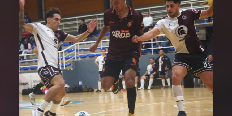 JERARQUÍA. Santi Verón, autor de un triplete, ante la marca de Kevin Capko y Marcos Vergara. Telecentro lidera.