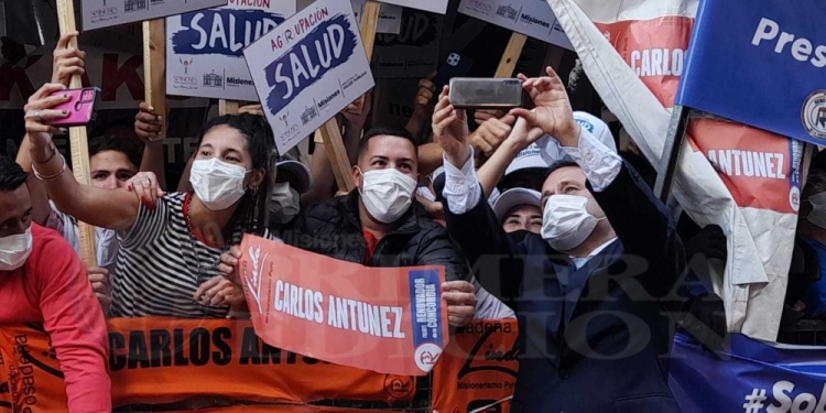 VOLVIÓ LA MOVILIZACIÓN. Luego de dos años de pandemia y distanciamiento, las agrupaciones militantes pudieron concurrir al 1º de Mayo.