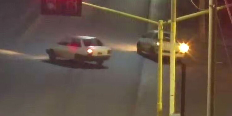 CAPTADO. El Duna de los sospechosos en avenida Quaranta tras el crimen.