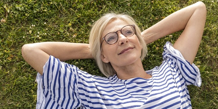 Una mujer acostada en la grama