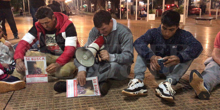 “TENGO UN VACÍO EN MI CORAZÓN”. El padre de Josías, Cristian Galeano, se quebró en llantos durante la sentada.