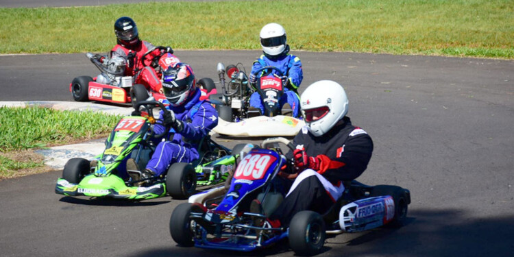 POR LA REVANCHA. Elías Benseñor (al frente) buscará mejorar su performance en el kartódromo de Oberá.