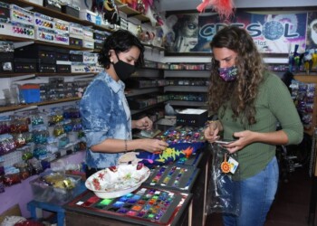 Expectativas por las ventas de plumas y lentejuelas para la Estudiantina 2022