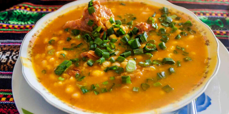 PREPARATIVOS. El locro es un infaltable en los festejos de fechas patrias.