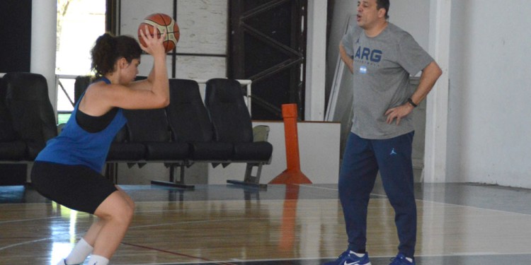 STAFF. Mariano Marcos, coordinador del básquet femenino, estará presente. (Foto: Gentileza Cristian Reble)