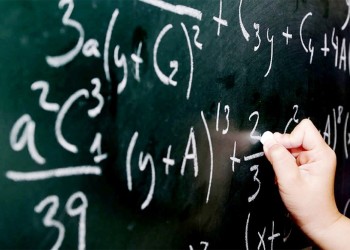 Hijo de un intendente, sin título, logró que no lo desplacen en 22 horas de matemática